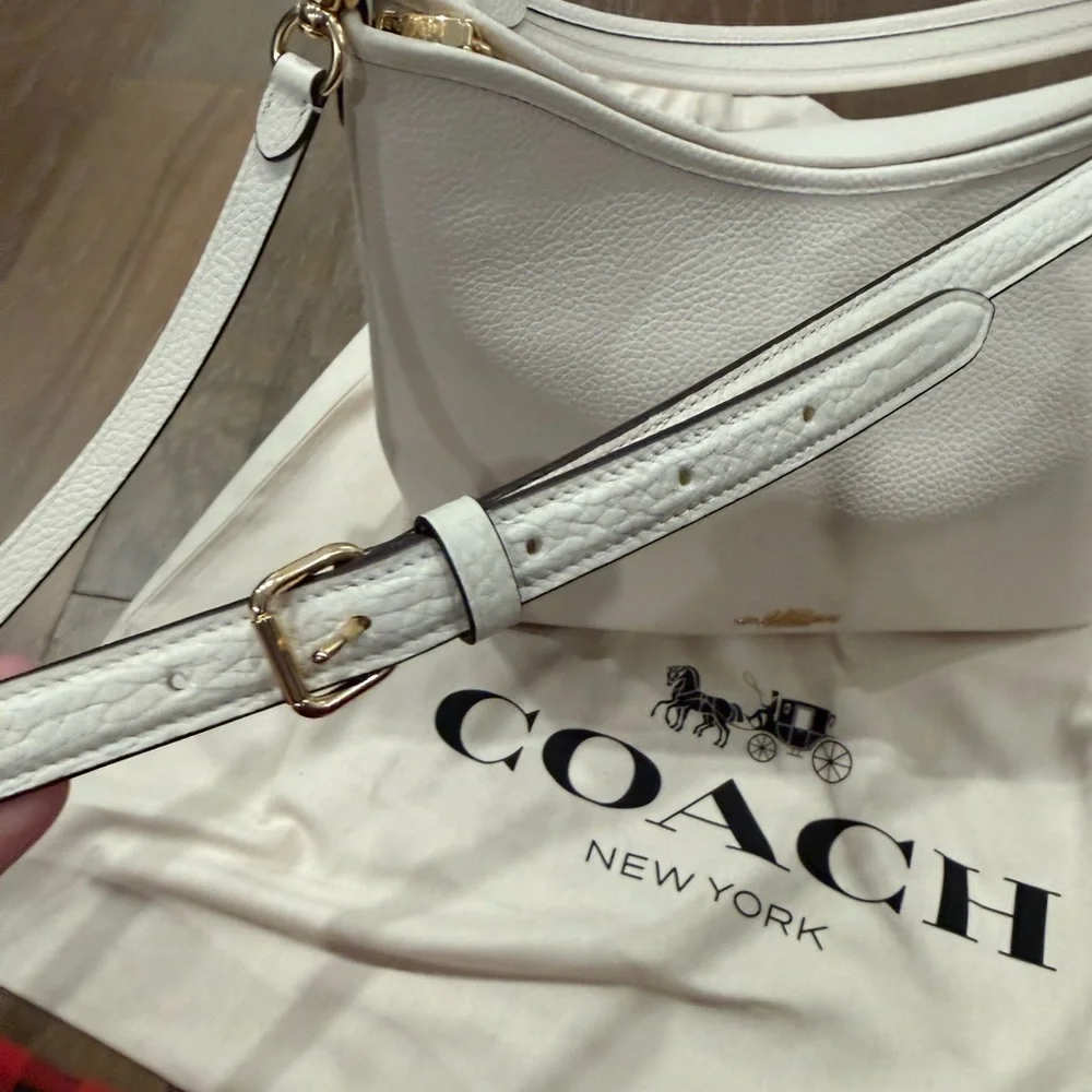 Coach Women's Zippered Leather Bag.2 Detachable Straps Shoulder Bag or Crossbody - Picture 4 of 13